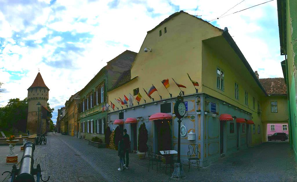 hanul rustic ce se deschide pe cea mai frumoasă stradă din oraș