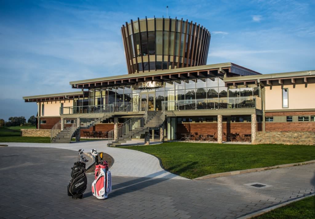 FOTO - Cel mai mare resort de golf din România inaugurat aproape de Sibiu. Este așteptat și Klaus Iohannis