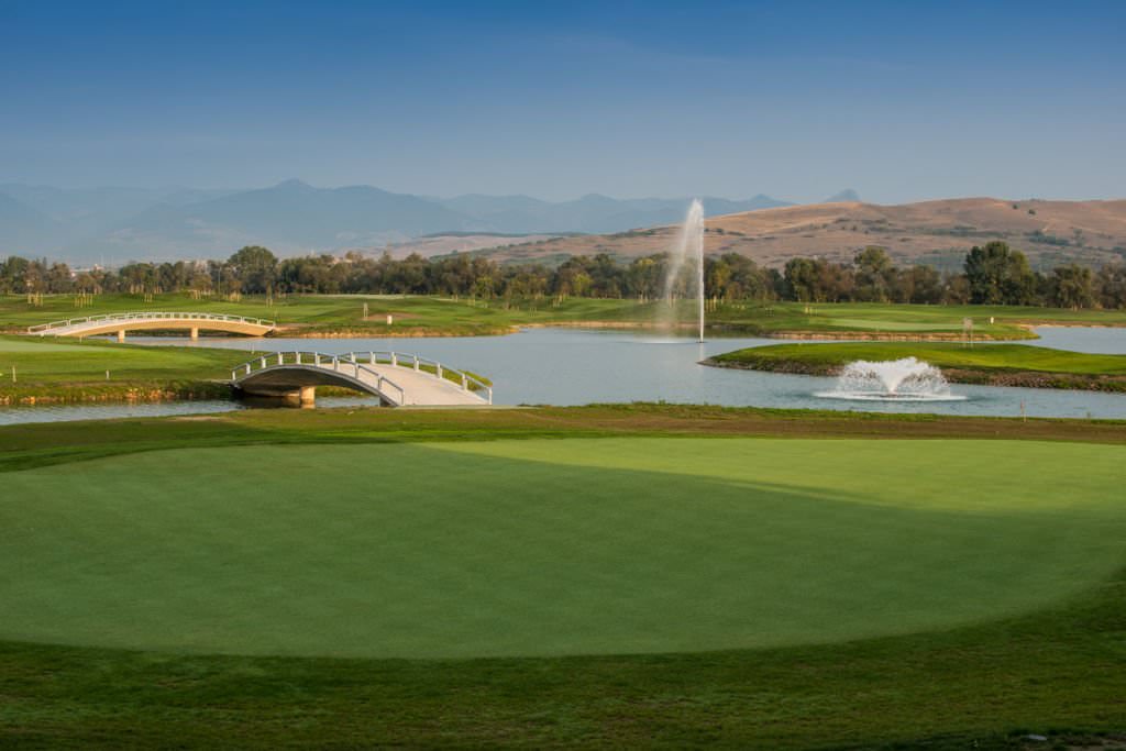 FOTO - Cel mai mare resort de golf din România inaugurat aproape de Sibiu. Este așteptat și Klaus Iohannis