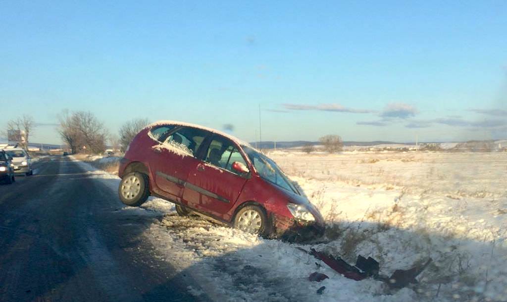 video foto gheață și polei pe dn14 și dj106c sibiu - cisnădie. accident pe drumul hoților și zăpadă mare la bâlea