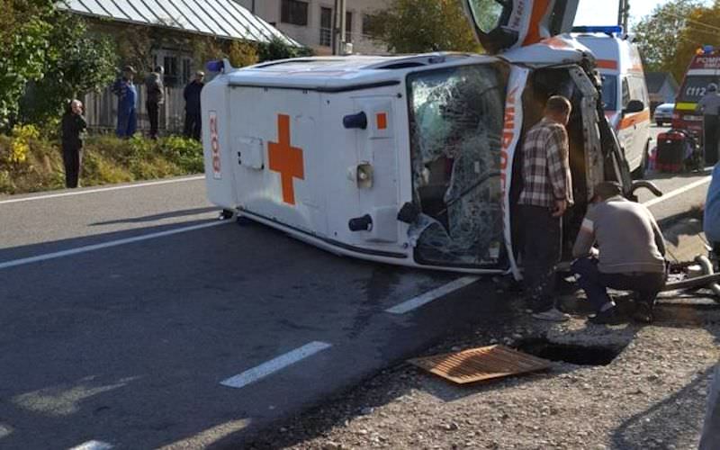 FOTO – Ambulanță din Sibiu răsturnată în munți în județul Vrancea