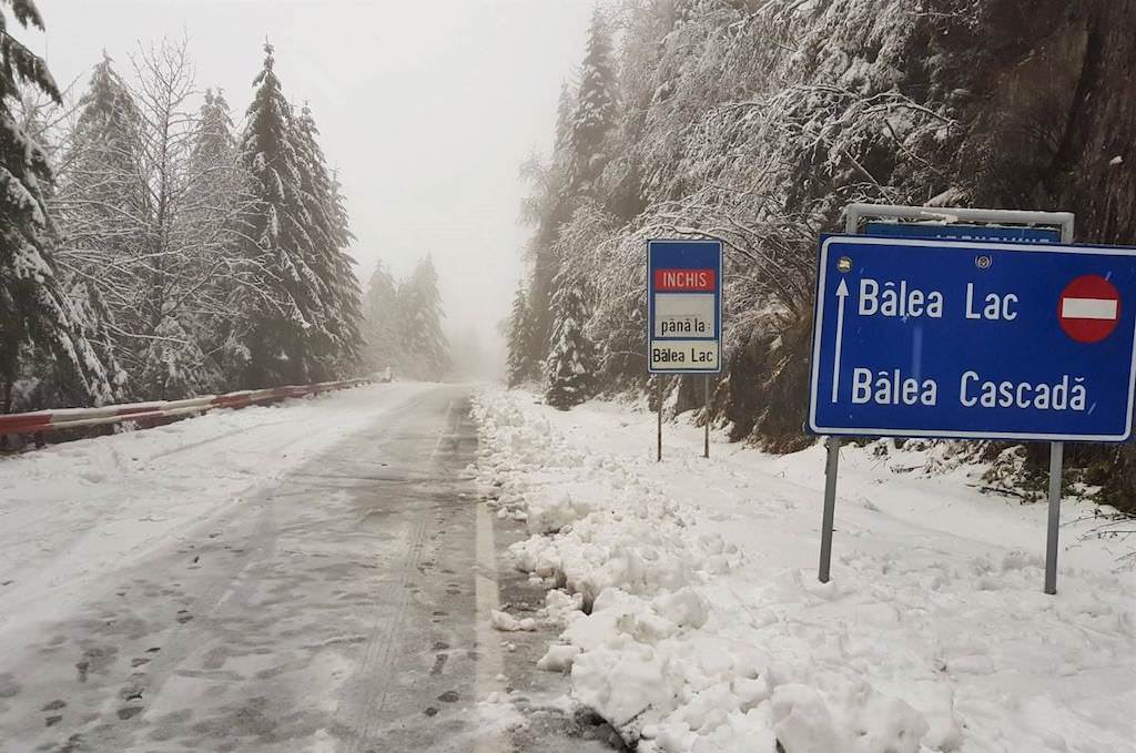 foto - iarnă autentică la bâlea lac. transfăgărășanul închis și mașini blocate în zăpadă