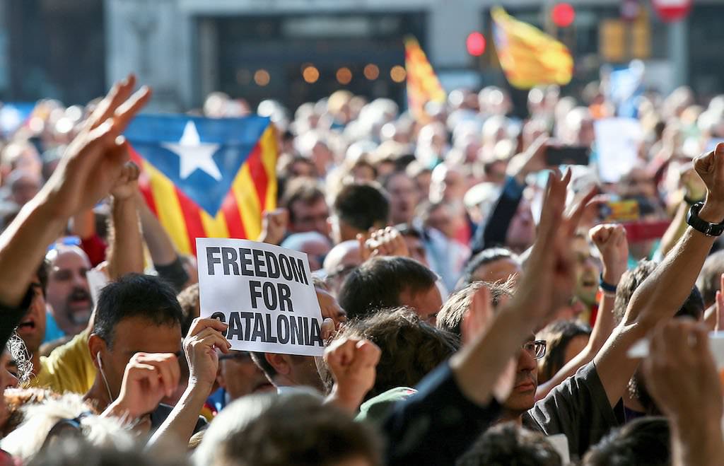 video referendumul pentru independența cataloniei – spania în pragul unui război civil. aproape 40 de oameni răniți