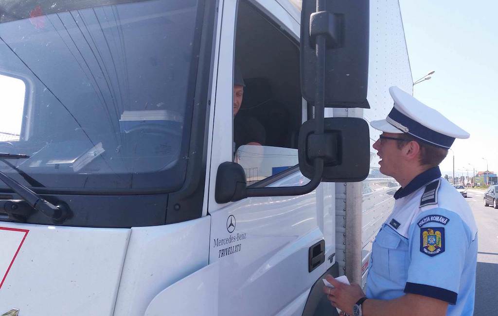 Controale ale poliției în trafic la Sibiu – Autobuzele și camioanele sunt cele vizate