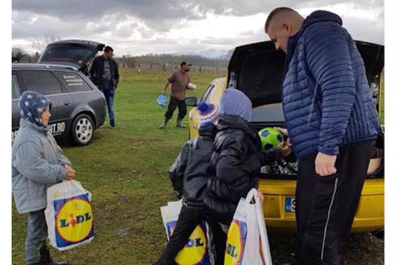 foto - gest frumos al judocanului daniel natea. ajutor pentru patru copii care locuiesc într-un grajd