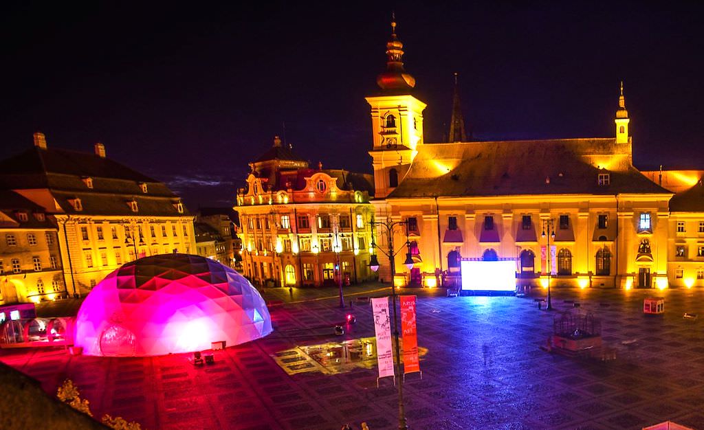 foto - cinematograf dom cu ecran de 360 pe tavanul cupolei - este în piața mare din sibiu