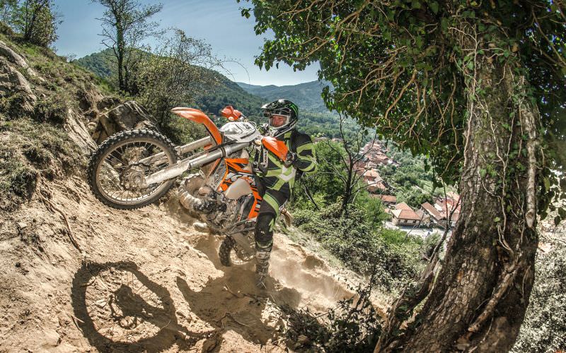 video – interzis pentru motociclete enduro și atv-uri în păduri și pe trasee turistice la rășinari. se dau amenzi