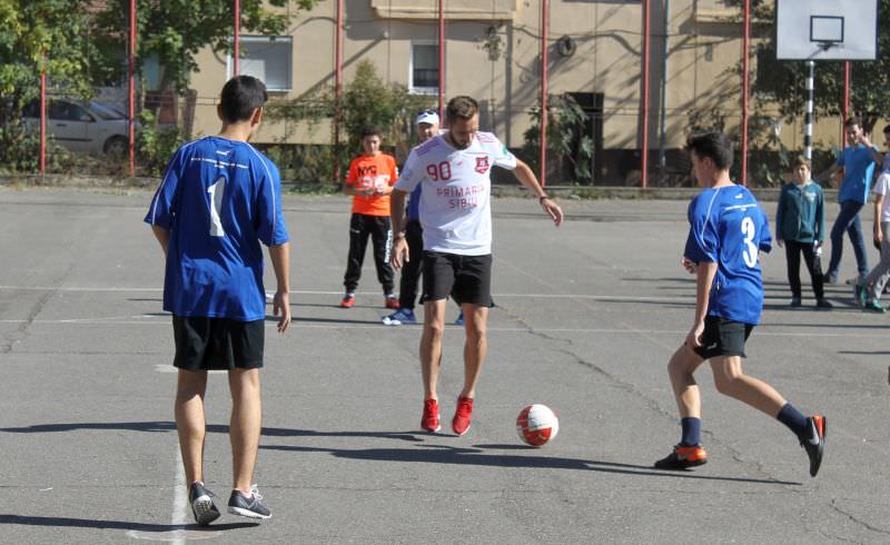 FOTO - FC Hermannstadt în vizită la Liceul Teoretic „Onisifor Ghibu”. Au jucat și un amical cu liceenii