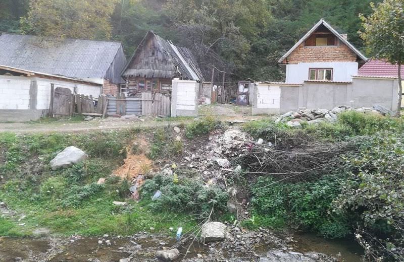 FOTO - Tălmăcel plin de gunoaie. Localnicii nu au contracte de salubritate