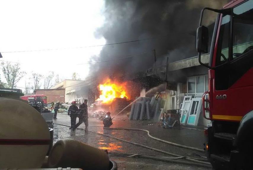 VIDEO FOTO Incendiu puternic la un depozit în Vaslui. Zeci de pompieri au intervenit