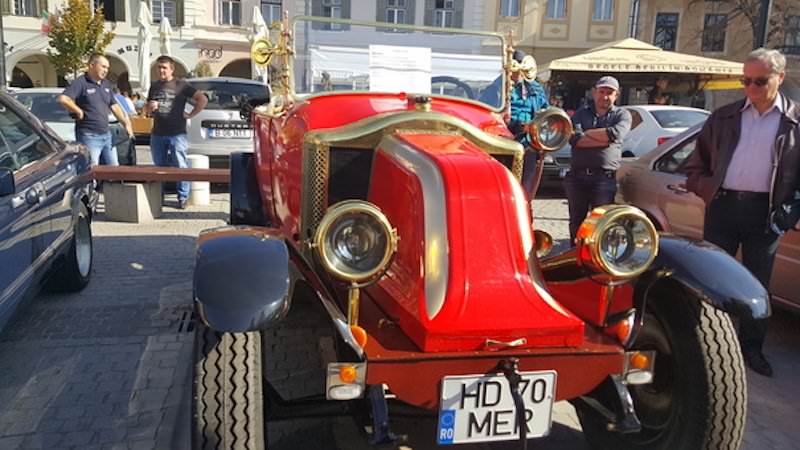 foto super mașini la retro parada toamnei de la sibiu - una are 100 de ani vechime