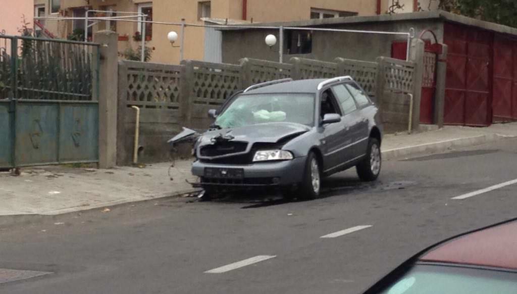 Alcoolemie mare la șoferul care a intrat cu mașina în gard la Medias