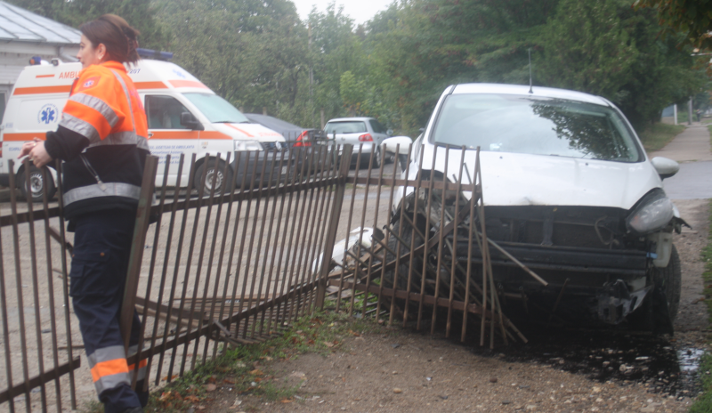 Accident la Mediaș. Un șofer a intrat cu viteză într-un parapet