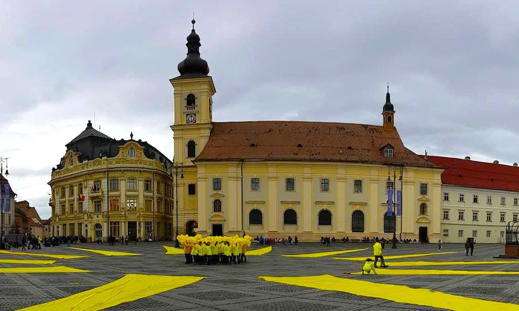 video foto – greenpeace a desenat un soare uriaș în piața mare. mesaj pentru președintele iohannis