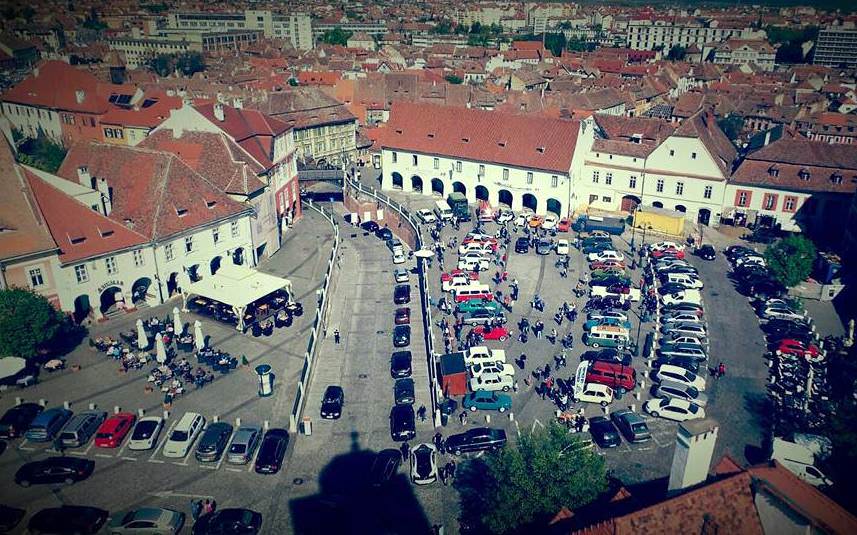 zeci de mașini de epocă la retro parada toamnei în sibiu. una este din 1921