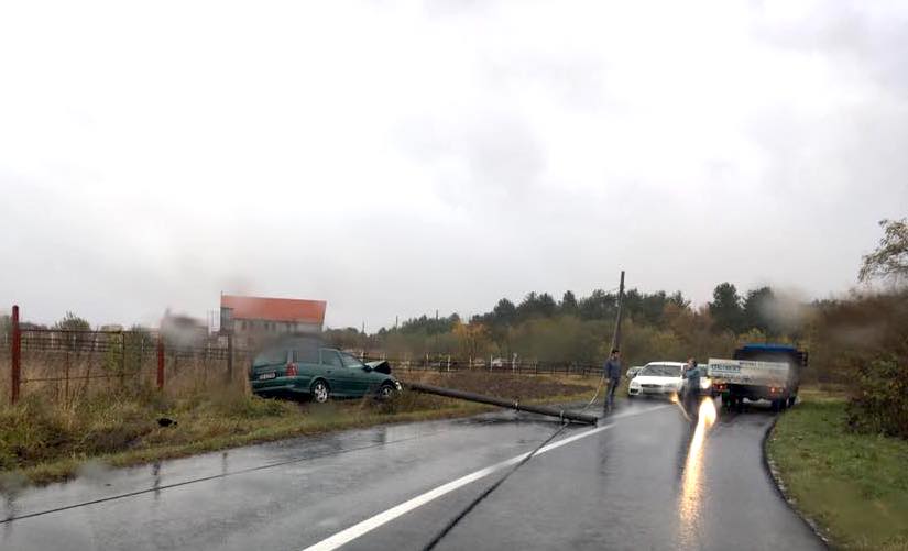 foto - șoferul care a doborât un stâlp cu mașina, găsit acasă. era mort de beat