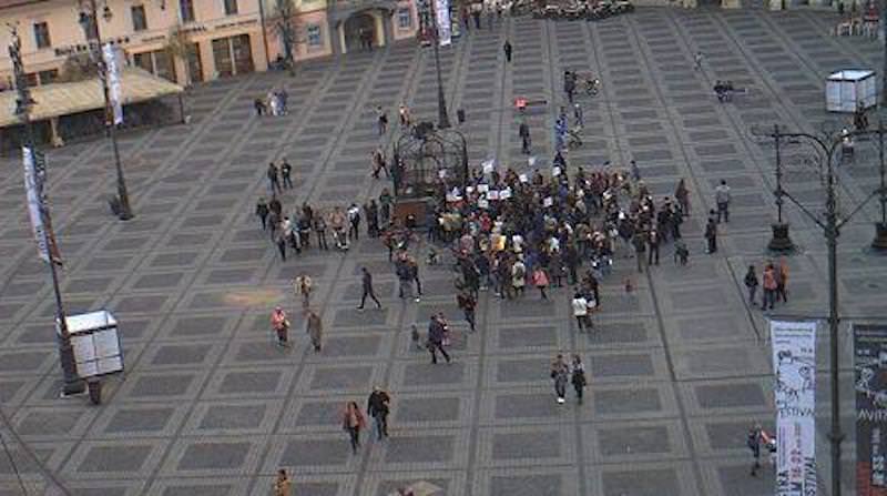 foto - aproximativ 200 de persoane la protestul împotriva vaccinării obligatorii de la sibiu