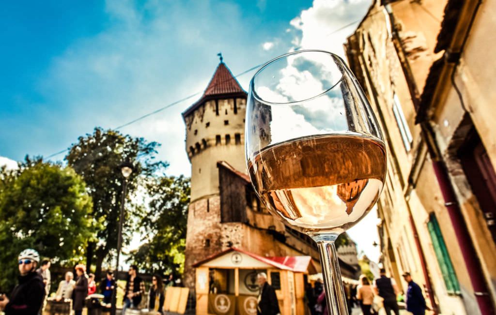 vinuri de top, concerte de jazz și festin culinar pe cea mai frumoasă stradă din sibiu la vinfest