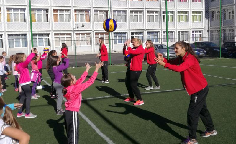 foto - voleibalistele de la csm sibiu au promovat sportul în şcoli. sâmbătă te așteaptă la meci