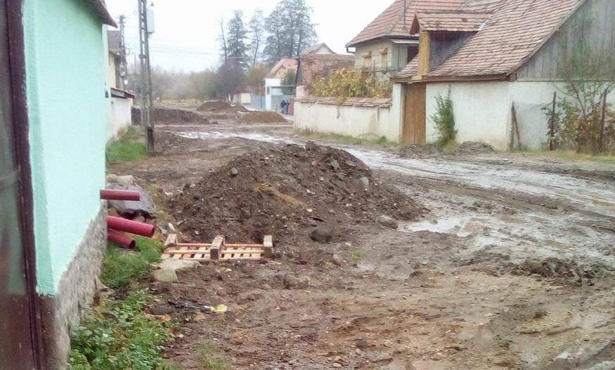 VIDEO FOTO Mocirla Sibiului - Strada Zăvoi arată ca în evul mediu. Situație grea și pe Luceafărului