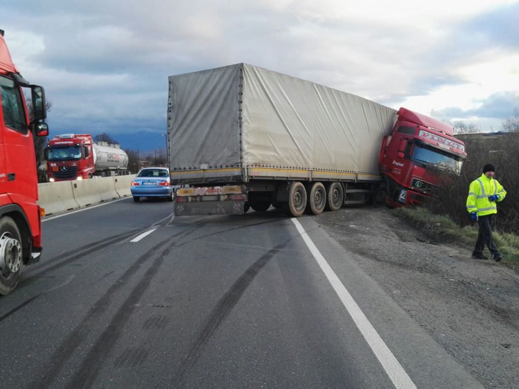 foto - trafic restricționat la veștem din cauza unui tir