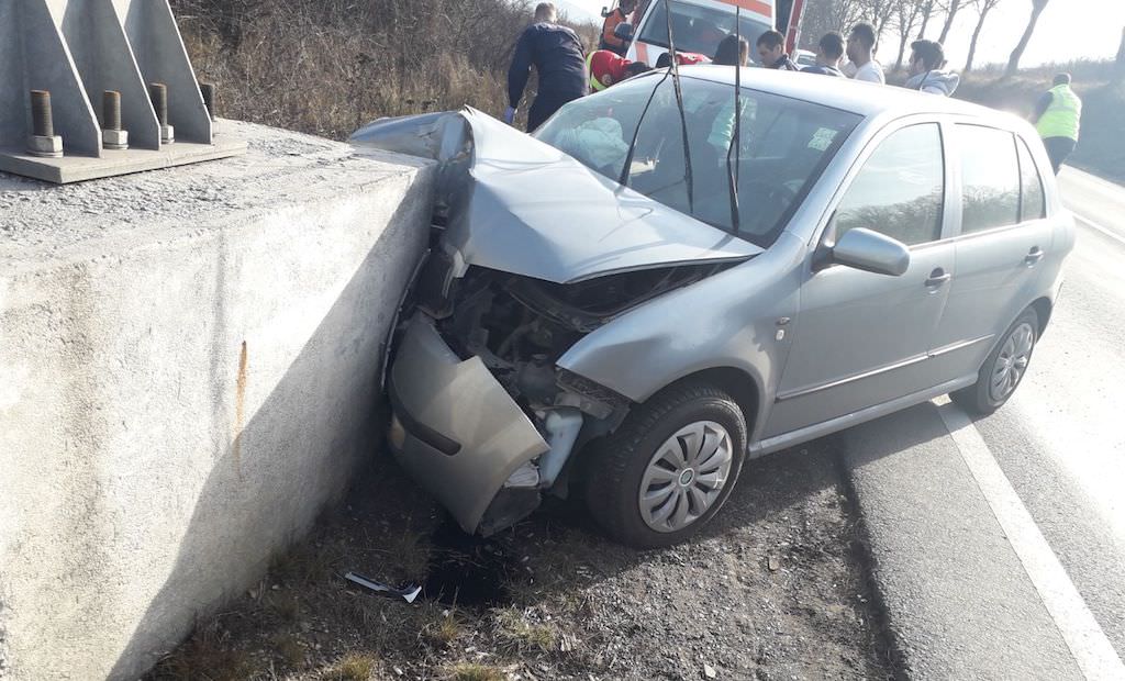 foto - accident la tălmaciu. trei persoane sunt rănite