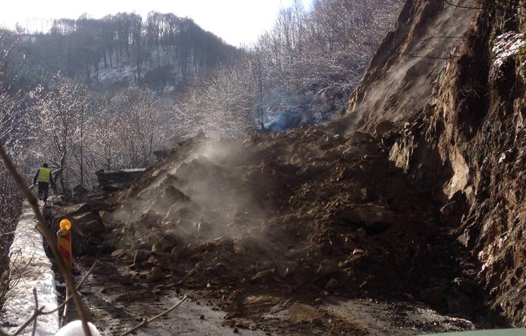 video foto - accesul către transalpina blocat între tilișca și jina de căderi de pietre