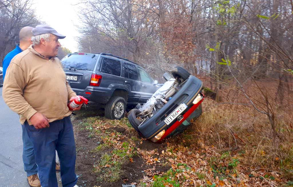 foto - accident spectaculos între sibiu și rășinari. o mașină răsturnată