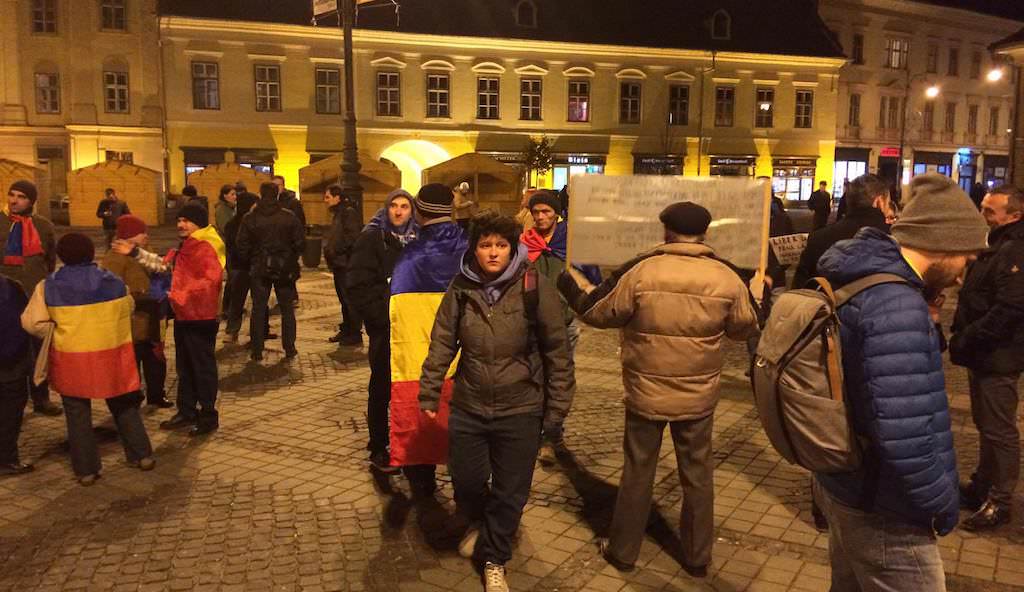 update video foto - protestul de la sibiu. mai puțin de 40 de oameni în piața mare