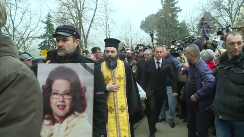 video - stela popescu înmormântată cu onoruri militare. sute de oameni la slujbă