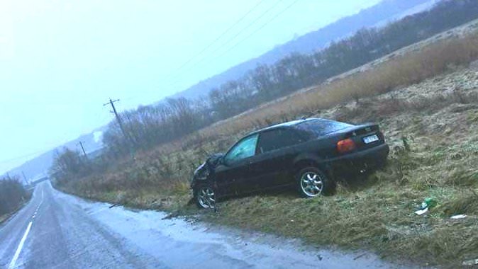 foto accident la ieșire din cisnădie spre dn1. doi tineri răniți