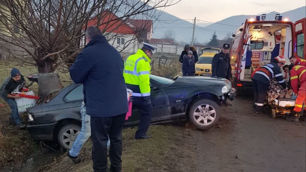 FOTO - BMW făcut praf de o șoferiță la Gura Râului