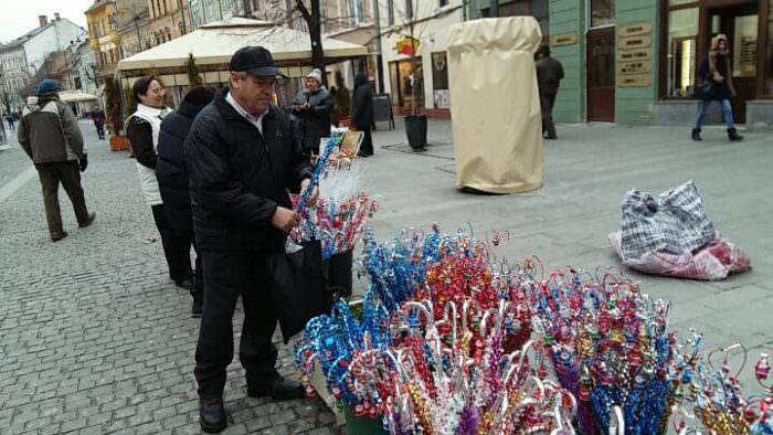 video foto - cadouri și souveniruri de moș nicolae pe bălcescu la sibiu. prețuri pentru toate buzunarele