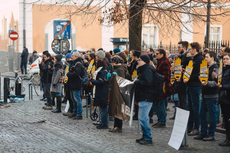 video - "vă vedem din sibiu" continuă. zona liberă de corupție și flashmob în fața sediului psd