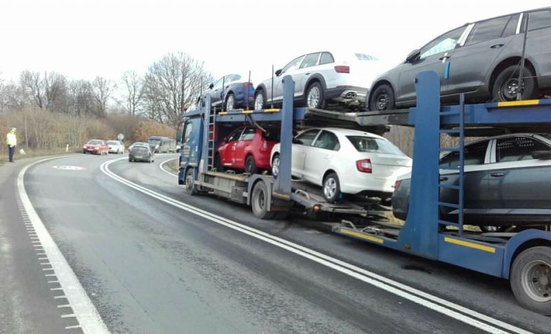 FOTO Un TIR a blocat sensul de mers Sibiu- Brașov. Se circulă alternativ