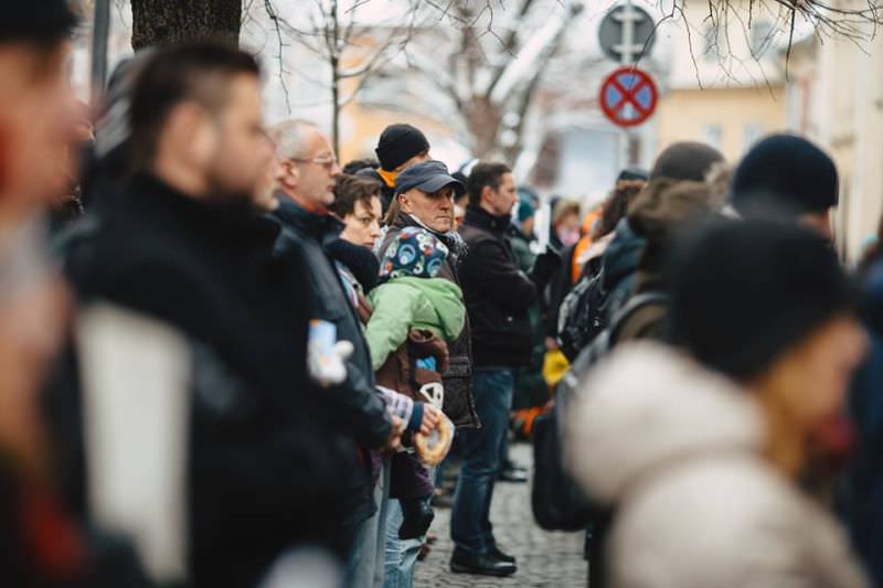 VIDEO - Flashmob din nou în fața PSD Sibiu. Oamenii au stat și mai aproape de sediu