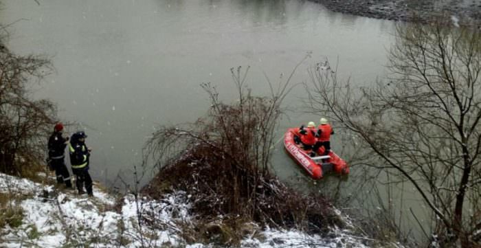 foto video mașina căzută în olt nu a fost încă găsită. persoanele presupus dispărute sunt din județul bacău