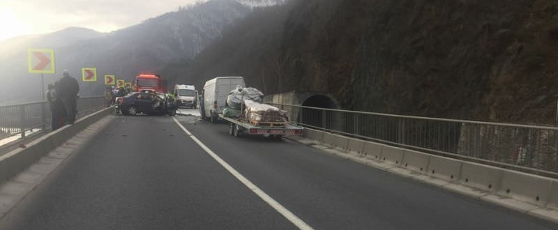 UPDATE FOTO - Accident mortal pe Valea Oltului, la Câineni. O mașină a luat foc