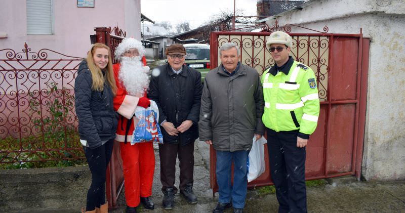 foto moș crăciun i-a vizitat pe bunicii din copșa mică