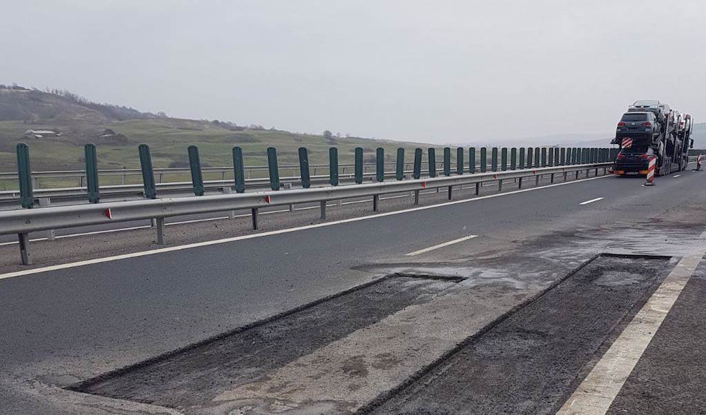 foto - reparații pe autostrada sibiu - orăștie. cnair acoperă gropile