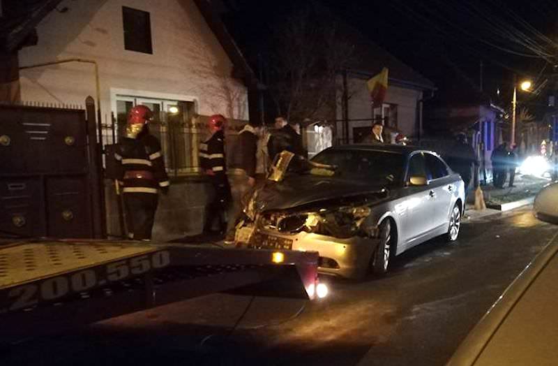 FOTO Accident pe strada Mașiniștilor. O mașină a lovit o țeavă de gaz