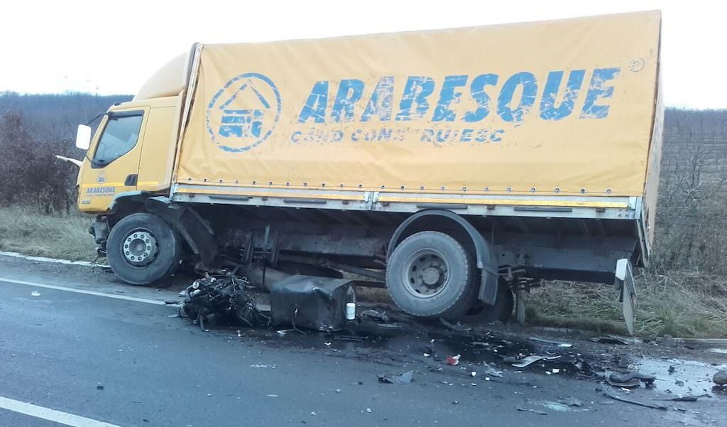 UPDATE FOTO - Accident grav pe DN14 la Șura Mare. O mașină făcută praf și un rănit în comă