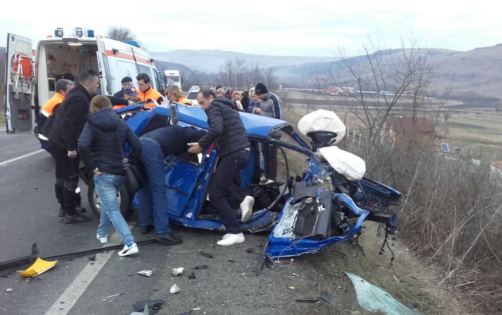 update foto - accident grav pe dn14 la șura mare. o mașină făcută praf și un rănit în comă