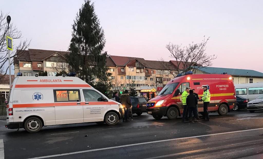 update video foto trei minori loviți pe trecerea de pietoni la tălmaciu. au ajuns la spital