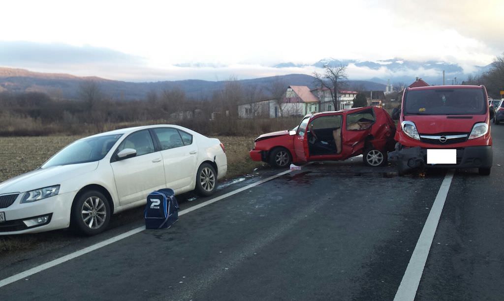 trei autoturisme implicate într-un accident la veștem