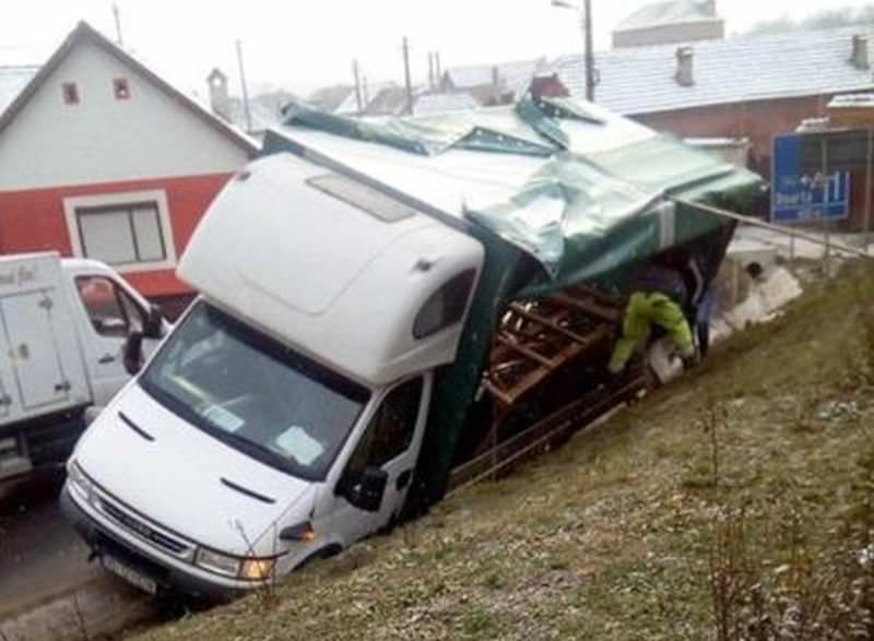 FOTO Mașină răsturnată în curba accidentelor din Șeica Mare. A patra într-o lună