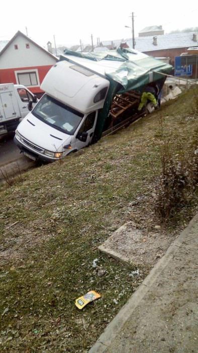 FOTO Mașină răsturnată în curba accidentelor din Șeica Mare. A patra într-o lună