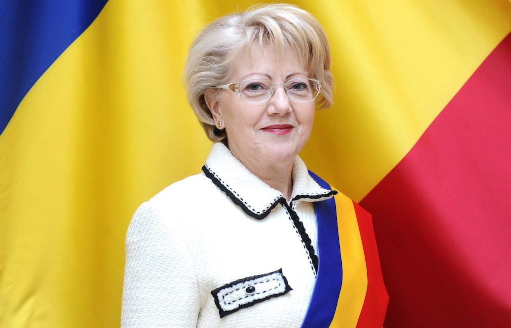 astrid fodor - fiecare dintre noi suntem o parte din românia. la mulți ani, românia!