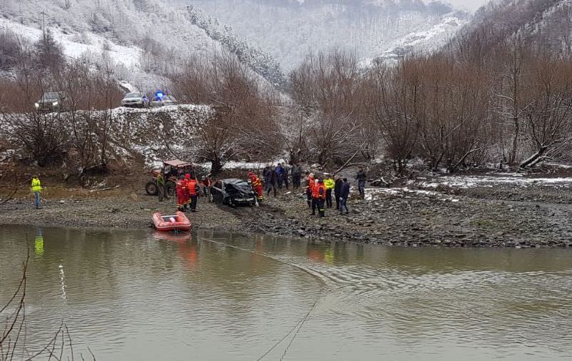 update video foto audi-ul a4 căzut în râul pe valea oltului, scoasă la mal. un bărbat a fost găsit mort