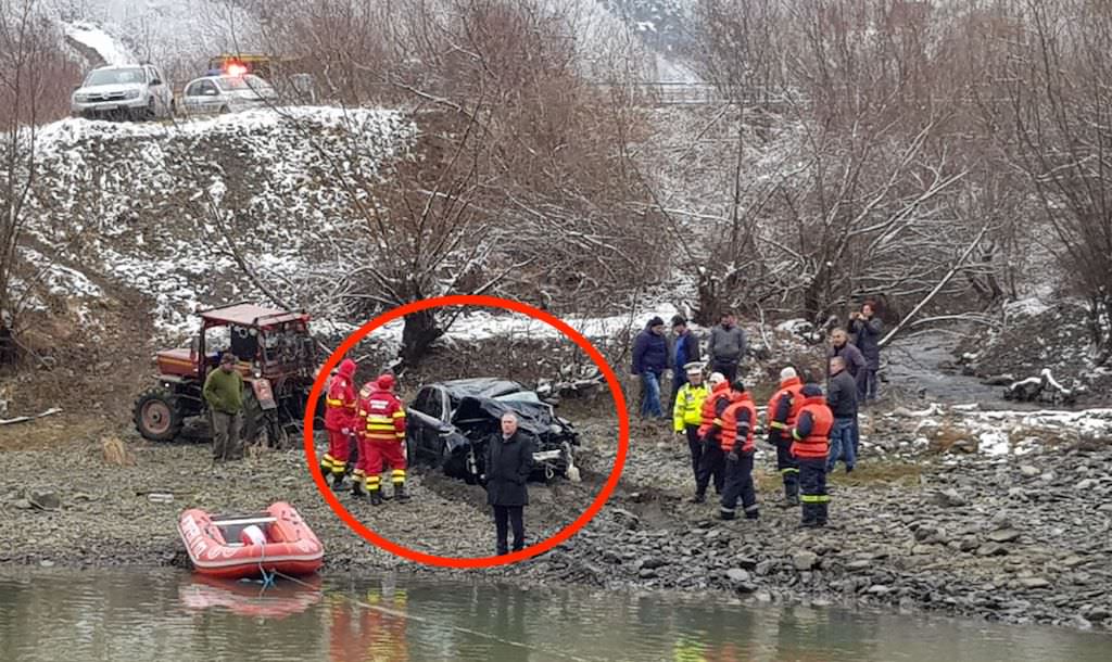 update video foto audi-ul a4 căzut în râul pe valea oltului, scoasă la mal. un bărbat a fost găsit mort